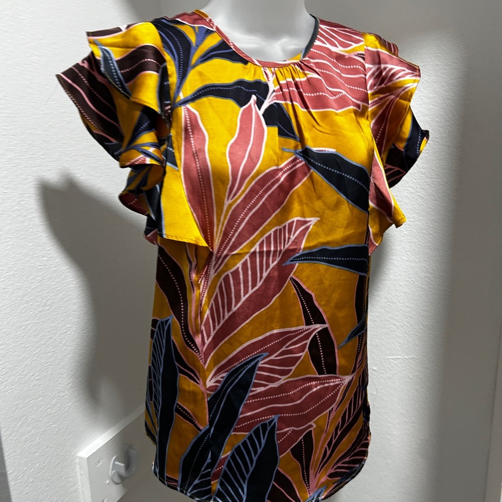DR2 short sleeve flutter blouse. XL